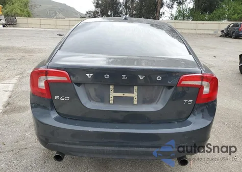 2013 Volvo S60 T5 z USA, uszkodzony, nr VIN YV1612FS1D1216915